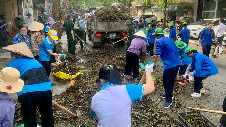 Người dân ở các khu dân cư đều tích cực tham gia cùng lực lượng xung kích làm tổng vệ sinh.