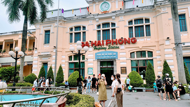 Ga Hải Phòng đưa hoạt động đón trả khách đi và đến Hà Nội bằng tàu hỏa trở lại bình thường.