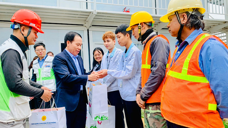 Bí thư Thành ủy Hải Phòng trao quà Tết tặng công nhân lao động trên công trường.