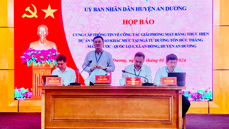 Lãnh đạo Ủy ban nhân dân huyện An Dương thông tin về tiến độ thực hiện giải phóng mặt bằng thi công dự án giao thông trọng điểm.