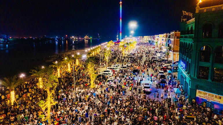 Hàng chục nghìn người dân và du khách đã đổ về Phố đi bộ Công viên Vũ Yên.