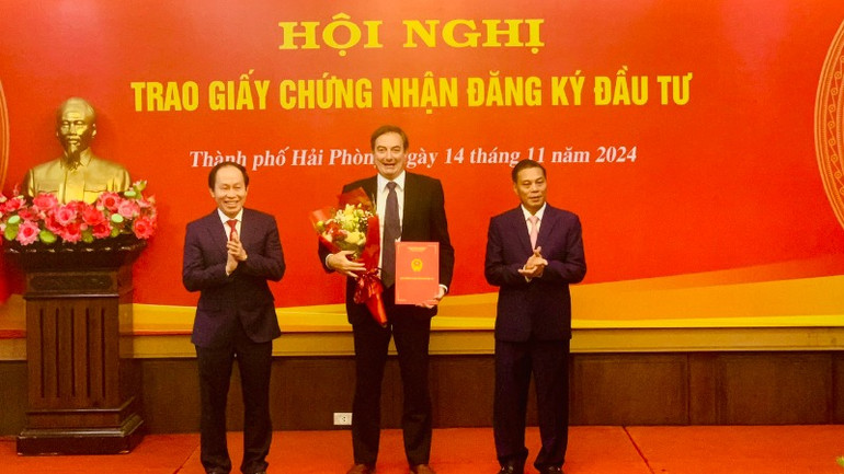 Lãnh đạo thành phố Hải Phòng trao chứng nhận đầu tư tăng vốn cho Tổ hợp Khu công nghiệp DEEP C Hải Phòng.