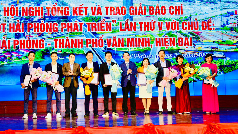 Trao Giải Báo chí "Vì một Hải Phòng phát triển" lần thứ 5. Trao Giải Báo chí "Vì một Hải Phòng phát triển" lần thứ 5.