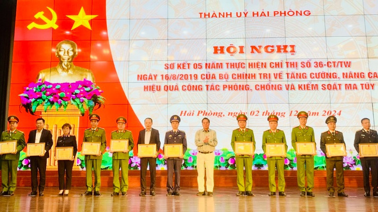Chủ tịch Ủy ban nhân dân thành phố Hải Phòng trao Bằng khen tặng các cá nhân có thành tích xuất sắc trong công tác phòng, chống ma túy.