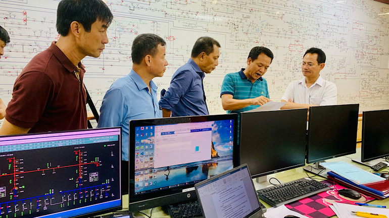 Lãnh đạo Tổng Công ty Điện lực miền bắc trực tiếp kiểm tra, đôn đốc tình hình khôi phục và cấp điện trở lại cho khách hàng tại Trung tâm điều độ Điện lực Hải Phòng.