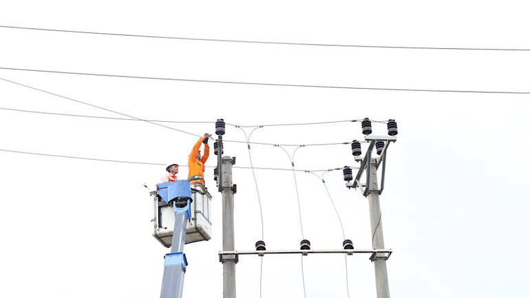 Ngành điện tập trung khôi phục hệ thống cấp điện ra huyện đảo Cát Hải.