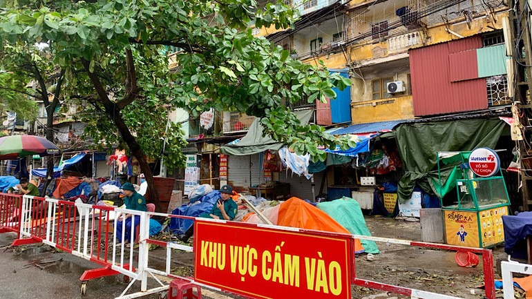 Khu nhà A7 bị nghiêng do bão cực kỳ nguy hiểm được phong tỏa tuyệt đối.