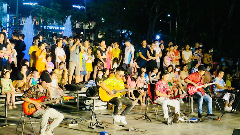 Các ban nhạc biểu diễn âm nhạc đường phố. Các ban nhạc biểu diễn âm nhạc đường phố.