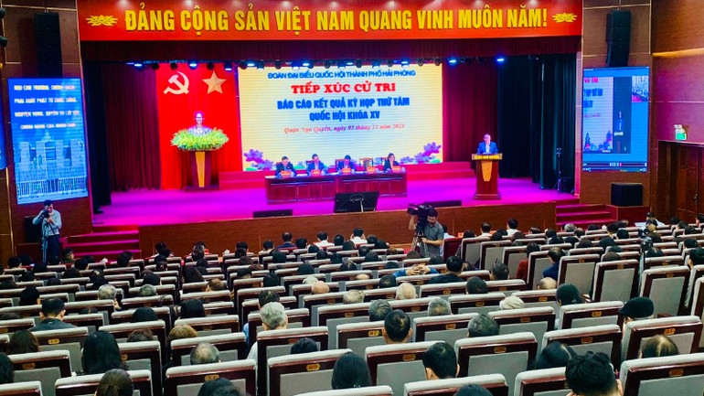 Quang cảnh tiếp xúc cử tri tại quận Ngô Quyền.