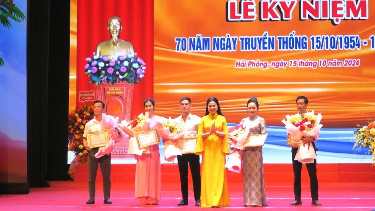 Lãnh đạo Sở Văn hóa-Thể thao Hải Phòng biểu dương, khen thưởng các nghệ sĩ, diễn viên.