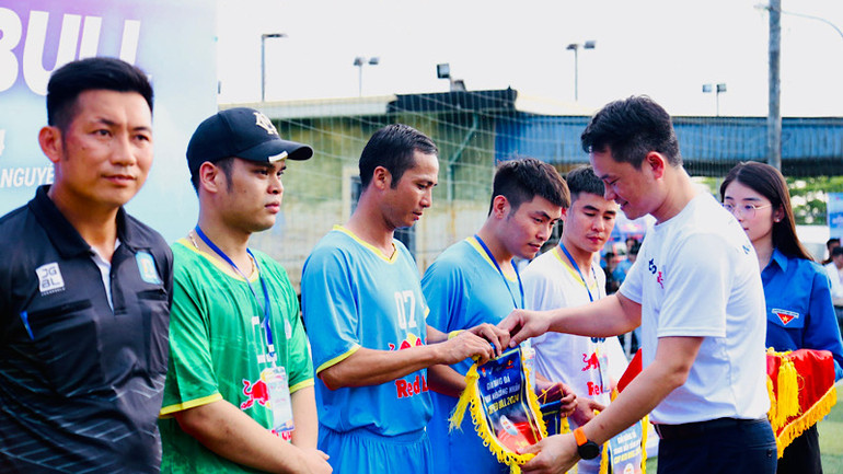 Ban tổ chức trao cờ lưu niệm tặng các đội bóng tham dự giải.