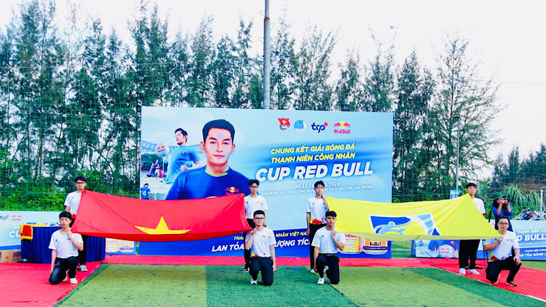 Quang cảnh chào cờ tại Lễ khai mạc Giải bóng đá Thanh niên công nhân.