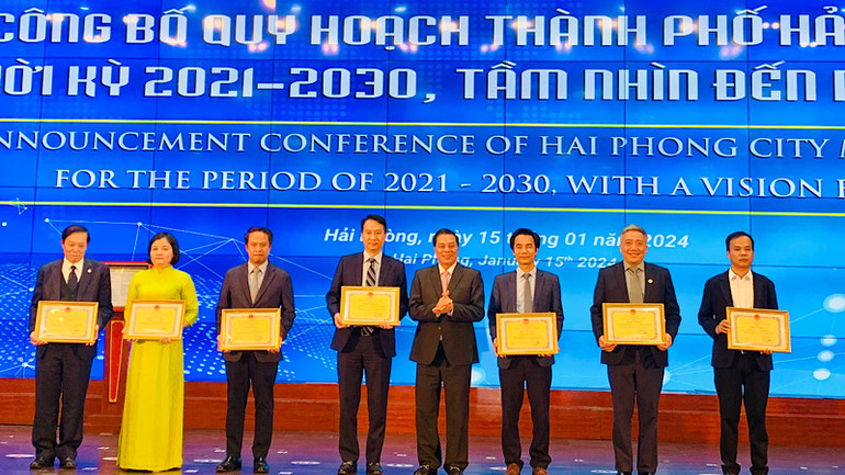 Lãnh đạo thành phố Hải Phòng biểu dương, trao Bằng khen tặng các tập thể, cá nhân có thành tích xuất sắc trong công tác xây dựng quy hoạch.