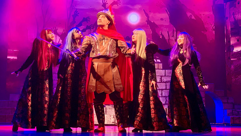 Cảnh trong vở diễn: Macbeth gặp các phù thủy. Cảnh trong vở diễn: Macbeth gặp các phù thủy.