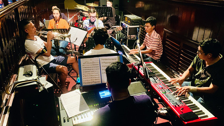 Dàn nhạc sống biểu diễn cũng khiến cho sân khấu thêm sôi động. Dàn nhạc sống biểu diễn cũng khiến cho sân khấu thêm sôi động.