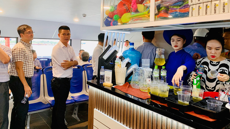 Khoang hành khách trên phà có nhiều tiện ích.