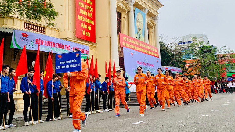 Đoàn Thanh niên của nhiều đơn vị, doanh nghiệp cũng tham gia ngày chạy.