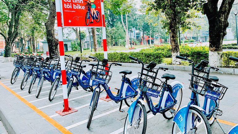 Các điểm trạm đỗ xe đạp công cộng TNGo trên hè phố dải Công viên trung tâm thành phố Hải Phòng.