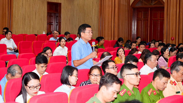 Các đại biểu cử tri nêu ý kiến.