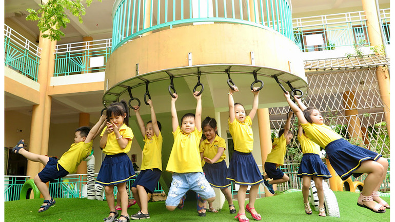 Hoạt động ngoài trời của một trường mầm non ở ngoại thành Hải Phòng.