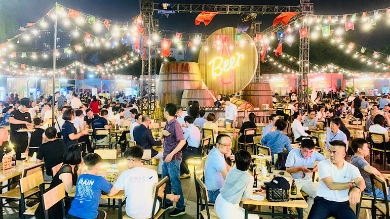 Đông đảo người dân và du khách tham dự lễ hội Văn hóa và ẩm thực Bỉ tại Hải Phòng.