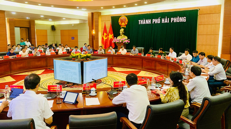 Chủ tịch Ủy ban nhân dân thành phố Hải Phòng Nguyễn Văn Tùng chủ trì họp khẩn với các cấp, các ngành, địa phương... về phòng, chống bão số 3.