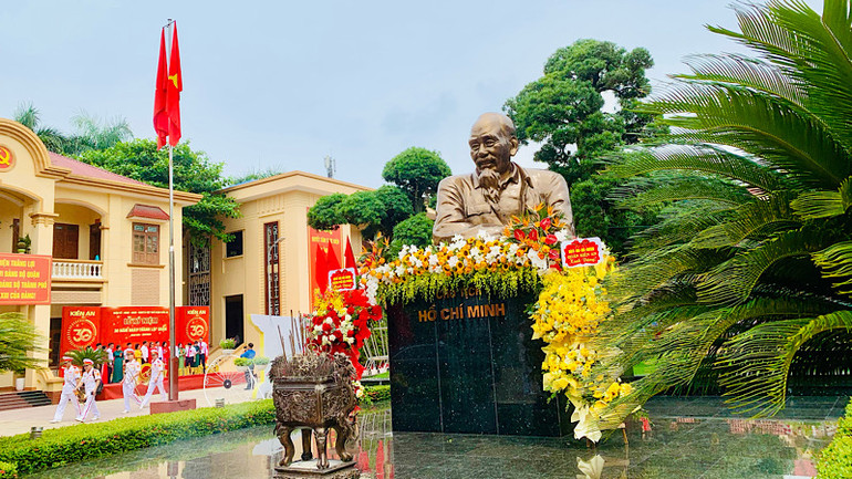 Tượng đài Chủ tịch Hồ Chí Minh tại quận Kiến An-Nơi ghi dấu Bác Hồ về thăm Kiến An năm 1960.