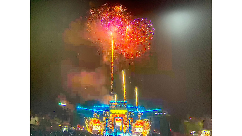 Màn pháo hoa mãn nhãn lúc giao thừa Tết dương lịch. Màn pháo hoa mãn nhãn lúc giao thừa Tết dương lịch.