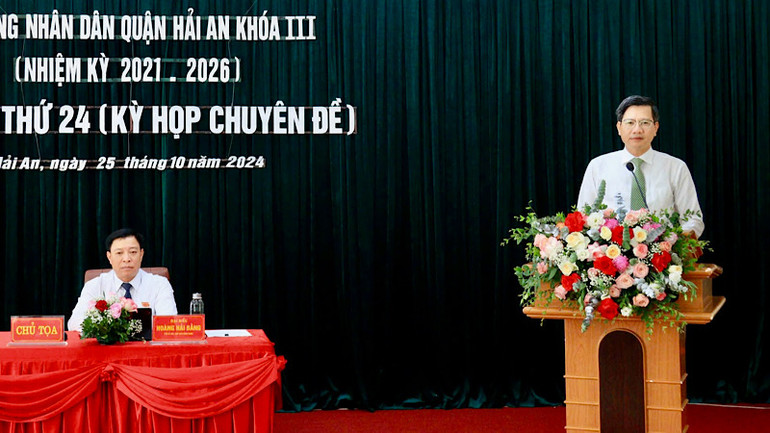 Phó Chủ tịch Thường trực Ủy ban nhân dân thành phố Hải Phòng Lê Anh Quân phát biểu tại kỳ họp.