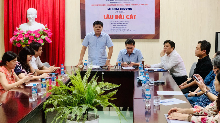 Trưởng đoàn Kịch nói Hải Phòng Trần Trung Hiếu phát biểu khai trương vở diễn. Trưởng đoàn Kịch nói Hải Phòng Trần Trung Hiếu phát biểu khai trương vở diễn.