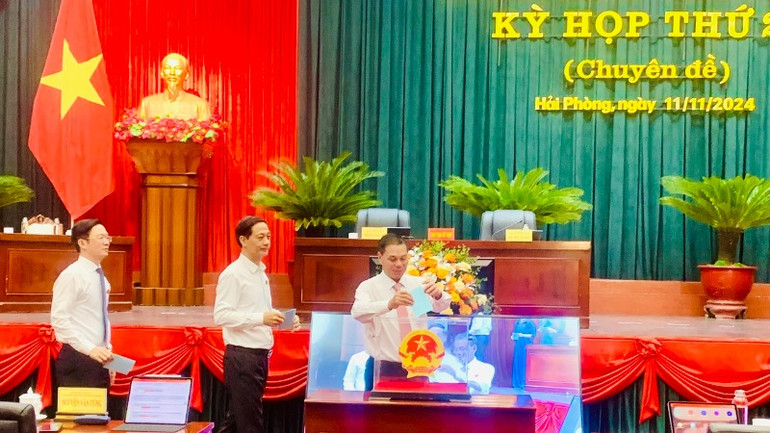 Các đại biểu bỏ phiếu bầu bổ sung Ủy viên Ủy ban nhân dân thành phố.