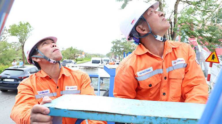 Các công nhân ngành điện tập trung cao cho khắc phục sự cố, nhanh chóng cấp điện trở lại phục vụ sản xuất và đời sống.