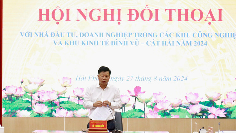 Trưởng Ban Quản lý Khu kinh tế Hải Phòng Lê Trung Kiên trao đổi với các nhà đầu tư, doanh nghiệp tại đối thoại. Trưởng Ban Quản lý Khu kinh tế Hải Phòng Lê Trung Kiên trao đổi với các nhà đầu tư, doanh nghiệp tại đối thoại.