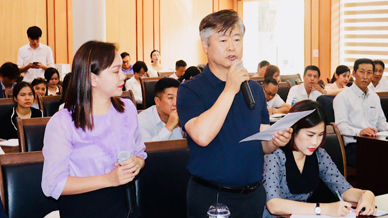 Đại diện doanh nghiệp FDI đầu tư trong khu công nghiệp phát biểu ý kiến. Đại diện doanh nghiệp FDI đầu tư trong khu công nghiệp phát biểu ý kiến.