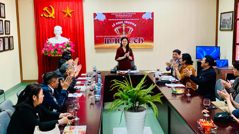 Giám đốc Sở Văn hóa và Thể thao Hải Phòng Trần Thị Hoàng Mai phát biểu tại lễ khai trương vở diễn.