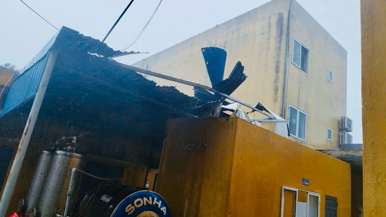 Bão số 3 làm hư hỏng một mái tôn trên đảo Bạch Long Vĩ.