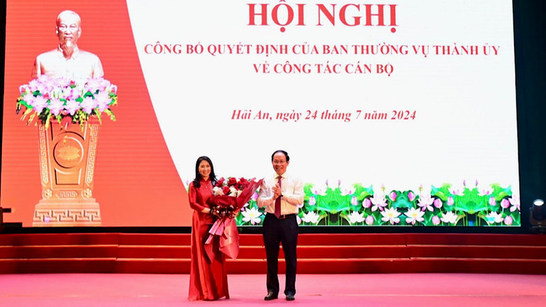 Bí thư Thành ủy Hải Phòng trao Quyết định, tặng hoa tân Bí thư Quận ủy Hải An.