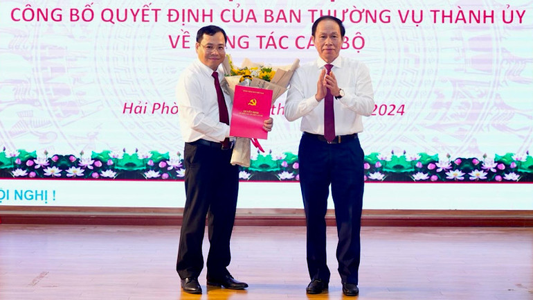 Bí thư Thành ủy Hải Phòng trao Quyết định, tặng hoa tân Bí thư Huyện ủy Thủy Nguyên