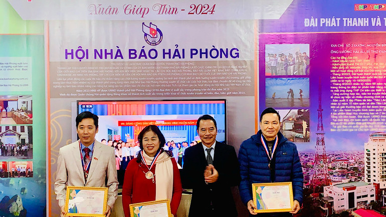 Lãnh đạo Hội Nhà báo Hải Phòng trao giải tặng các tác giả có ảnh dự thi đoạt giải.
