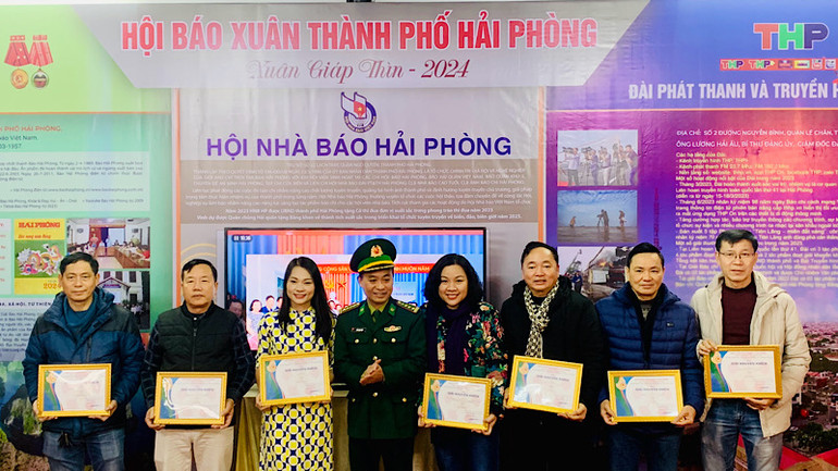 Lãnh đạo Bộ chỉ huy Bộ đội Biên phòng Hải Phòng trao giải tặng các tác giả có ảnh đoạt giải.
