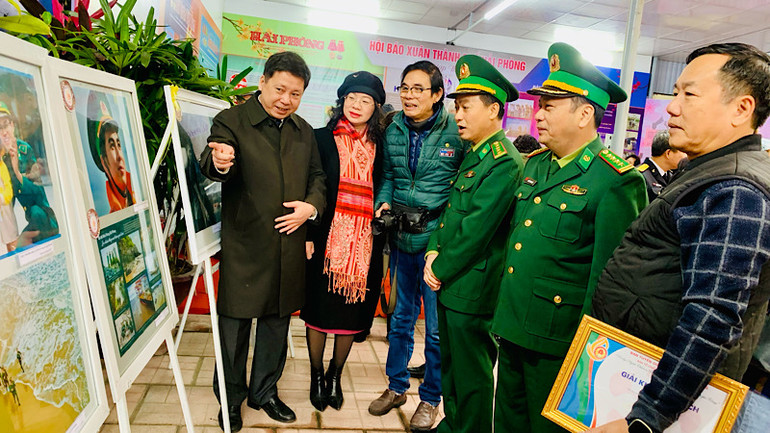 Các đại biểu xem các tác phẩm ảnh đoạt giải cuộc thi “Nét đẹp Người chiến sĩ Biên phòng Hải Phòng trên thành phố Cảng” được trưng bày tại Hội báo Xuân.