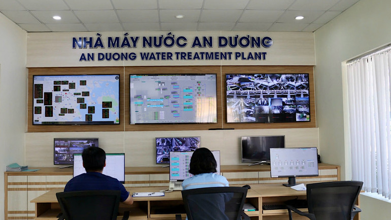 Cán bộ công nhân Công ty cổ phần cấp nước Hải Phòng làm việc 3 ca liên tục để bảo đảm cung cấp nước sạch cho sản xuất và đời sống nhân dân sau bão.