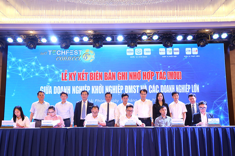 Doanh nghiệp khởi nghiệp đổi mới sáng tạo ký kết biên bản ghi nhớ hợp tác.