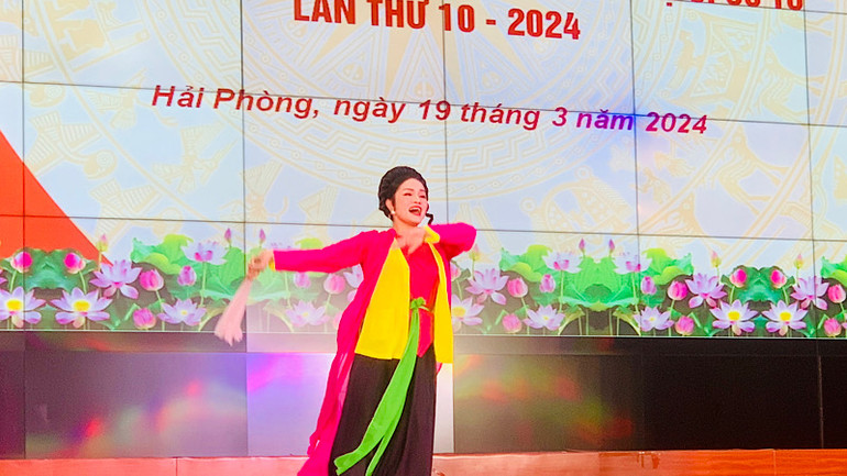 Nghệ sĩ ưu tú Thùy Dương (Đoàn Chèo Hải Phòng) biểu diễn tại cuộc gặp mặt.