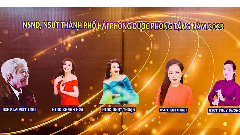 Các nghệ sĩ của thành phố Cảng vừa được Nhà nước vinh danh.