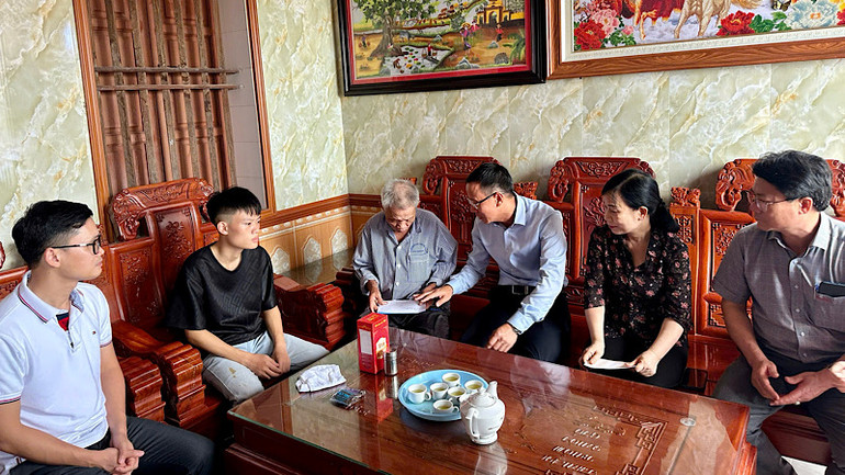 Lãnh đạo huyện Tiên Lãng thăm hỏi, động viên các gia đình có người bị nạn do bão số 3. (Ảnh: Cổng Thông tin điện tử Tiên Lãng)