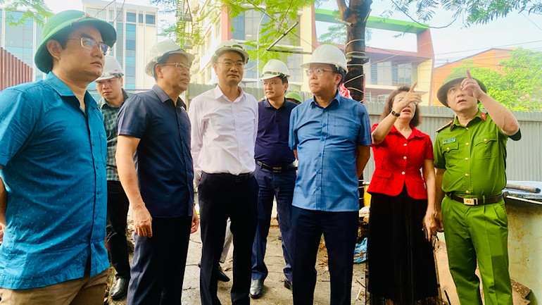 Lãnh đạo quận Ngô Quyền trực tiếp có mặt chỉ đạo việc hỗ trợ di chuyển tài sản giúp người dân.