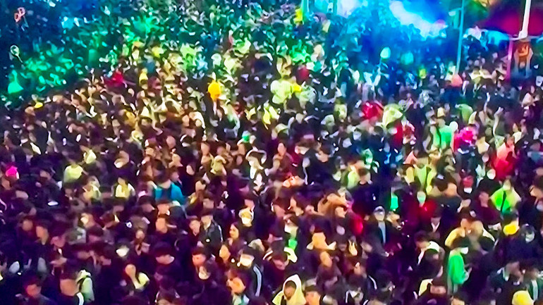 Đường phố Hải Phòng đua chen người đi chào đón năm mới. Đường phố Hải Phòng đua chen người đi chào đón năm mới.