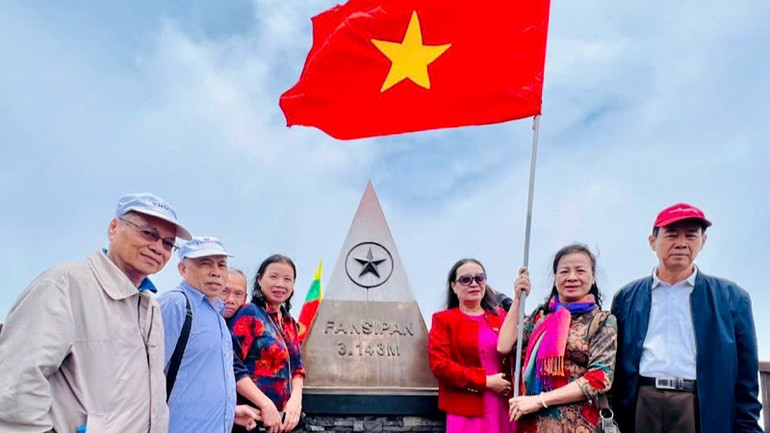 Du khách thưởng ngoạn trên đỉnh Fansipan (Lào Cai).
