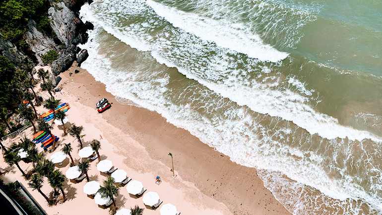 Phong cảnh tuyệt vời của Cát Bà thu hút đông đảo du khách trong nước và quốc tế.